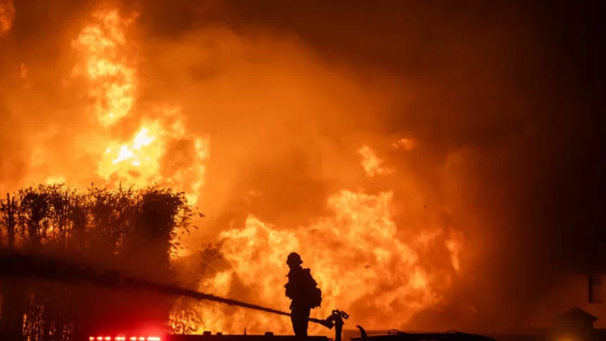 29 pessoas foram presas pela polícia de Los Angeles durante incêndio