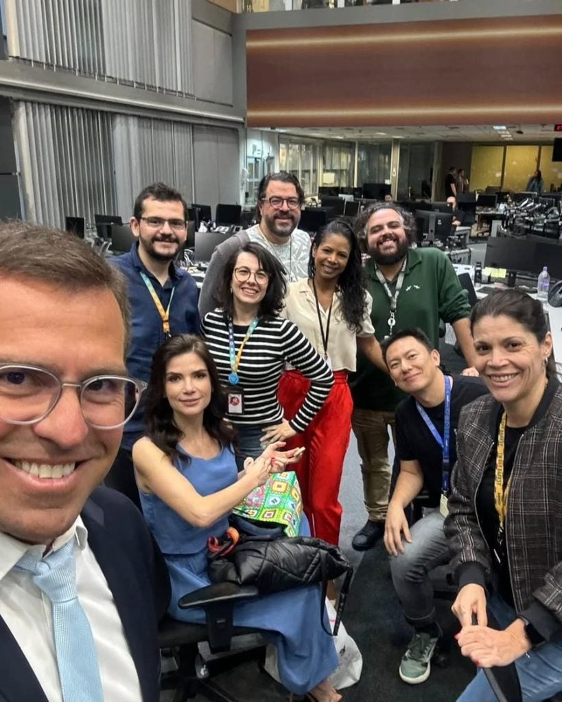 Rodrigo Bocardi junto a equipe que trabalha na rede Globo