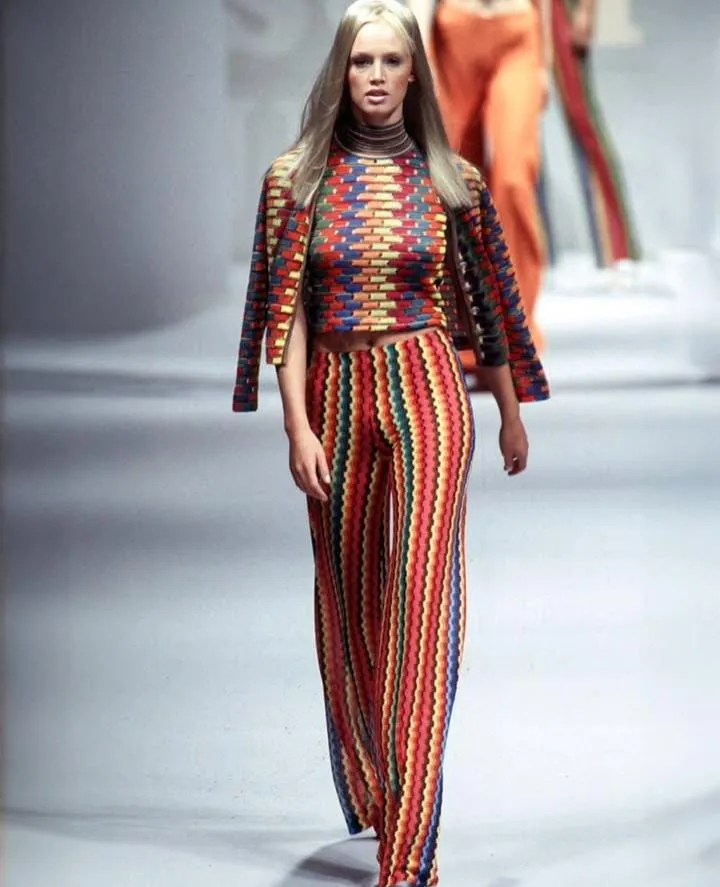 Modelo vestida de Missoni