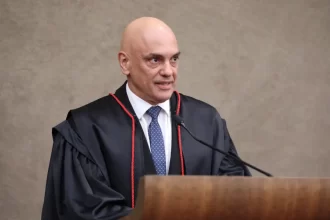 Ministro Alexandre de Moraes reforça a importância do cumprimento das leis pelas redes sociais.