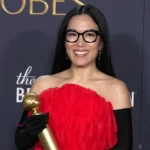 Ali Wong, vencedora da categoria de Melhor stand-up para TV, posa com o troféu em foto oficial