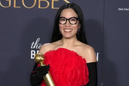 Ali Wong, vencedora da categoria de Melhor stand-up para TV, posa com o troféu em foto oficial