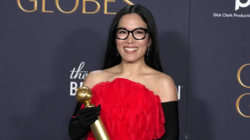 Ali Wong, vencedora da categoria de Melhor stand-up para TV, posa com o troféu em foto oficial