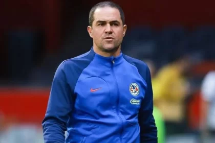 Técnico André Jardine, que descartou a possibilidade de ir para o Botafogo, a beira do campo durante jogo do América-MEX