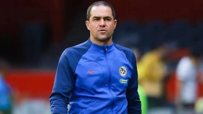 Técnico André Jardine, que descartou a possibilidade de ir para o Botafogo, a beira do campo durante jogo do América-MEX