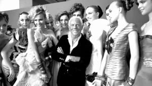 Armani Privé completa 20 anos com desfile exclusivo em Paris