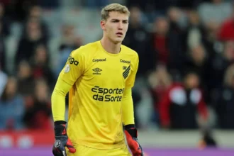 Goleiro Léo Linck, novo reforço do Botafogo para a temporada 2025, em partida válida pelo Brasileirão 2024, defendendo a camisa do Athlético-PR