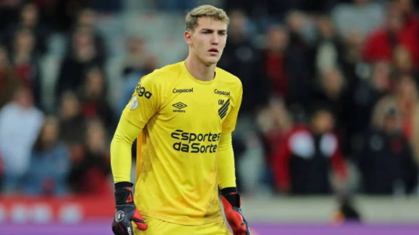 Goleiro Léo Linck, novo reforço do Botafogo para a temporada 2025, em partida válida pelo Brasileirão 2024, defendendo a camisa do Athlético-PR