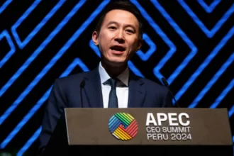 CEO do TikTok, Shou Zi Chew, em discurso válido pela reunião da APEC CEO Summit, realizada em Lima