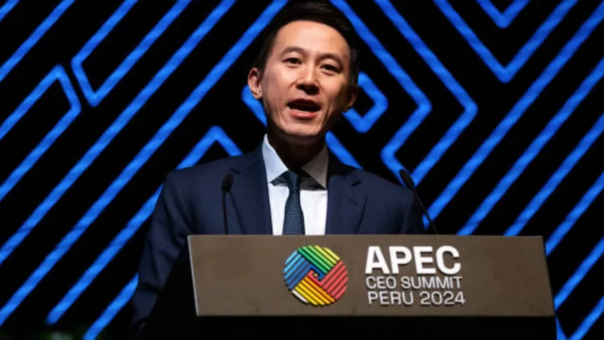 CEO do TikTok, Shou Zi Chew, em discurso válido pela reunião da APEC CEO Summit, realizada em Lima