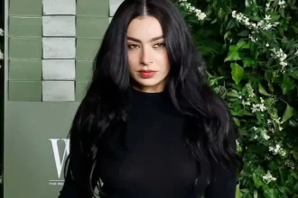 Charli XCX lidera indicações do Brit Awards 2025