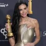 Demi Moore, vencedora da categoria de Melhor Atriz em Comédia/Musical, posando com seu troféu do Globo de Ouro 2025 em foto oficial