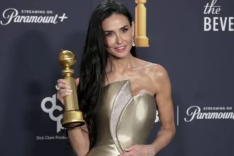 Demi Moore, vencedora da categoria de Melhor Atriz em Comédia/Musical, posando com seu troféu do Globo de Ouro 2025 em foto oficial