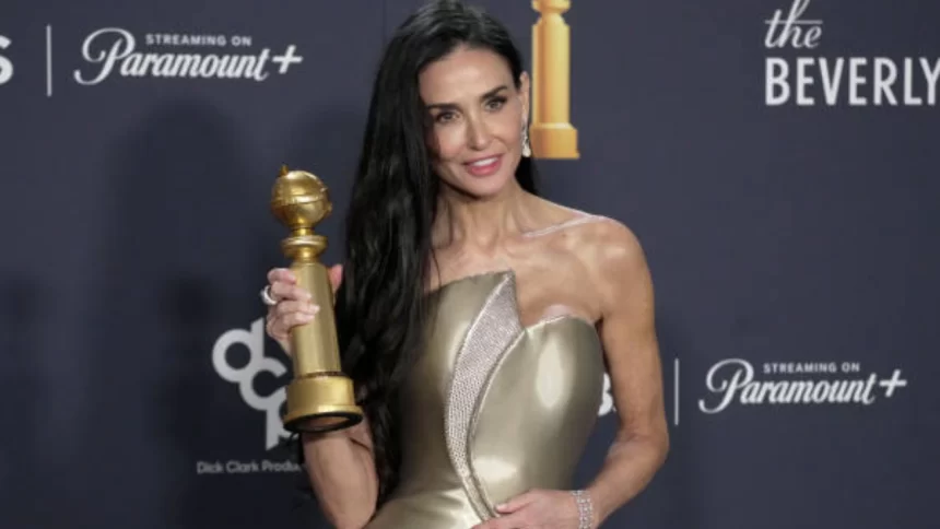 Demi Moore, vencedora da categoria de Melhor Atriz em Comédia/Musical, posando com seu troféu do Globo de Ouro 2025 em foto oficial