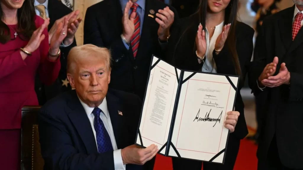 Trump exibe um dos decretos que assinou em seu novo mandato