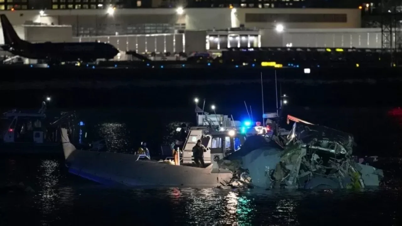 Equipes retiram destroços do avião das águas do rio Potomac