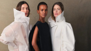 Jacquemus desafia expectativas e redefine alta-costura ao retornar à edição em Paris fashion week