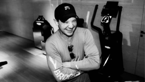 Jeremy Renner celebra “renascimento” após dois anos do grave acidente