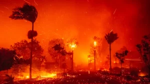 Incêndios voltam a impactar Los Angeles, forçando a evacuação de moradores
