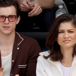 Zendaya exibe anel de noivado no Globo de Ouro e confirma rumores de casamento com Tom Holland