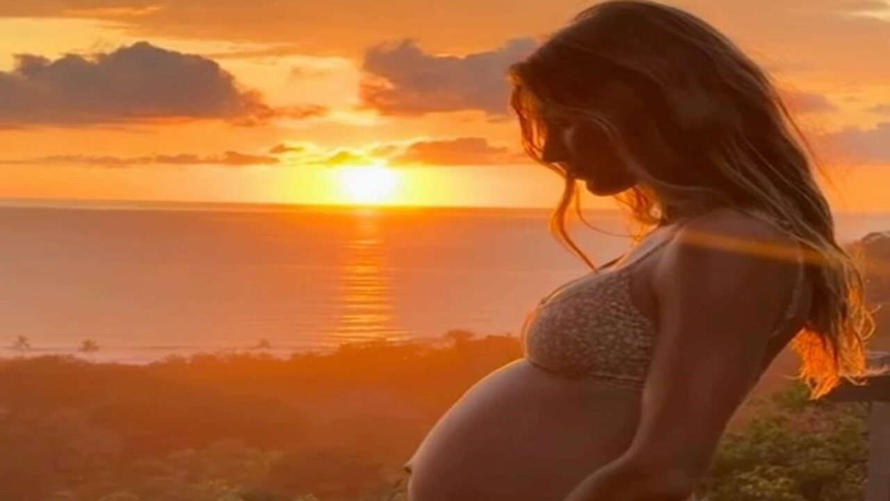 Gisele Bündchen exibe barriga de gravidez e reflete sobre a felicidade