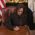 Kamala Harris cumpre tradição de assinar mesa pouco antes de deixar o cargo