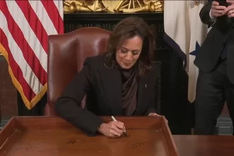 Kamala Harris cumpre tradição de assinar mesa pouco antes de deixar o cargo