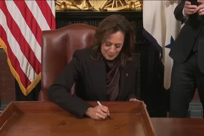 Kamala Harris cumpre tradição de assinar mesa pouco antes de deixar o cargo