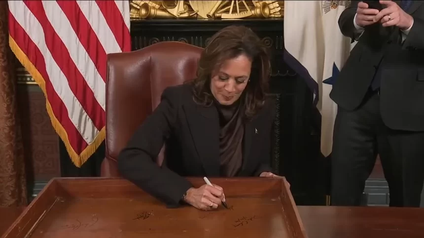 Kamala Harris cumpre tradição de assinar mesa pouco antes de deixar o cargo