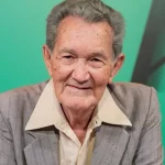 Léo Batista, ícone do jornalismo esportivo, é internado aos 92 anos