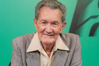 Léo Batista, ícone do jornalismo esportivo, é internado aos 92 anos