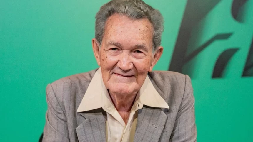 Léo Batista, ícone do jornalismo esportivo, é internado aos 92 anos