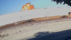 Vídeo: Avião cai em telhado de fábrica no Sul da Califórnia