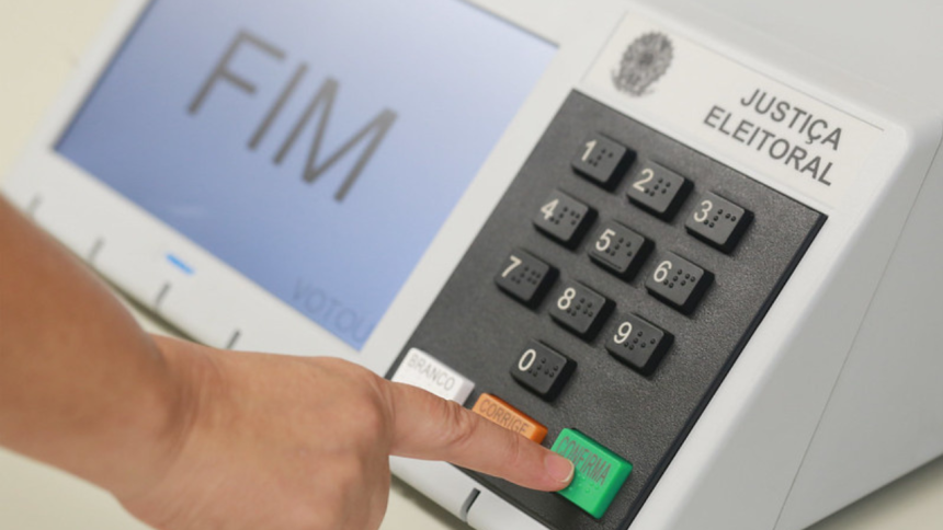 voto em urna eletrônica com a tela indicando "FIM