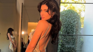 Kylie Jenner revive a moda dos anos 90 no Globo de Ouro 2025