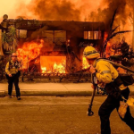 Bombeiros enfrentam chamas em meio ao caos na Califórnia