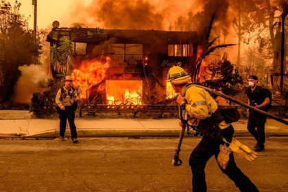 Bombeiros enfrentam chamas em meio ao caos na Califórnia