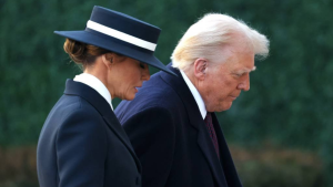 Melania Trump adota look all black na posse de Donald Trump