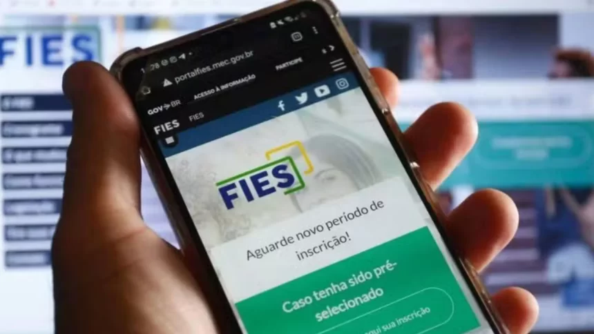 Foto demonstrando o uso do aplicativo oficial do Fies, onde os interessados poderam se inscrever para as novas vagas quando abrirem