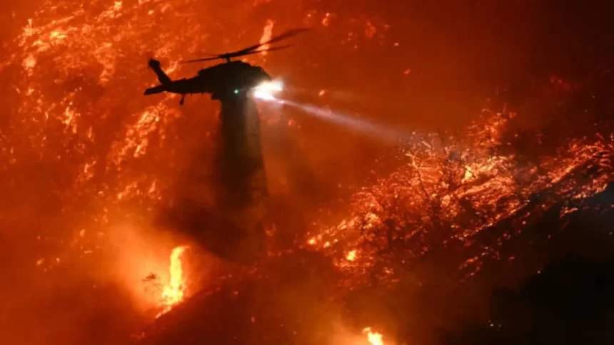 Helicóptero jogando água para ajudar a reduzir o fogo