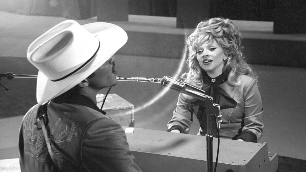 “Die With a Smile” desbanca Bad Bunny e continua no topo do Billboard Hot 100