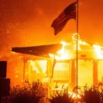 Casa com bandeira dos EUA na frente pega fogo em Los Angeles