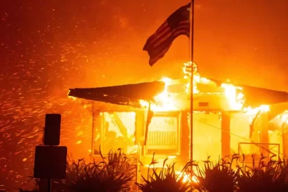 Casa com bandeira dos EUA na frente pega fogo em Los Angeles