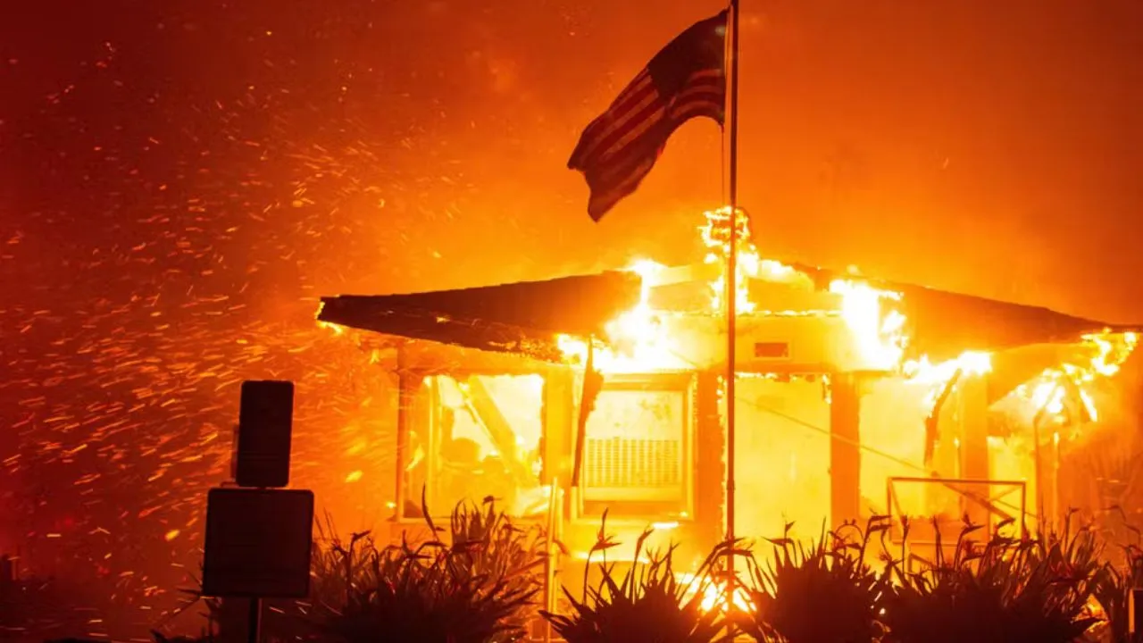 Casa com bandeira dos EUA na frente pega fogo em Los Angeles