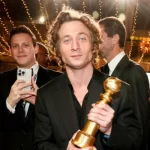 Ator Jeremy Allen White, de “The Bear” vencedor da categoria de Melhor ator em série de TV, no gênero de comédia, que não pode comparecer ao evento de hoje, posa com troféu da edição de 2024