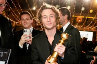 Ator Jeremy Allen White, de “The Bear” vencedor da categoria de Melhor ator em série de TV, no gênero de comédia, que não pode comparecer ao evento de hoje, posa com troféu da edição de 2024