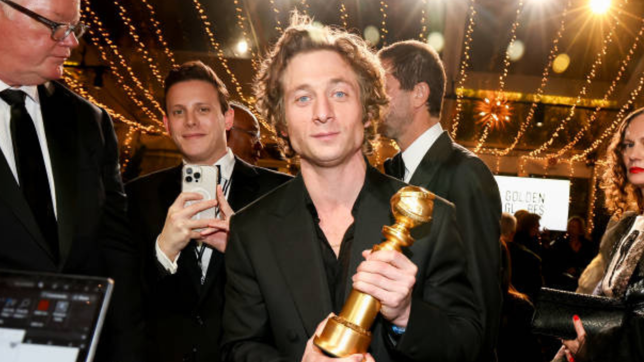 Ator Jeremy Allen White, de “The Bear” vencedor da categoria de Melhor ator em série de TV, no gênero de comédia, que não pode comparecer ao evento de hoje, posa com troféu da edição de 2024