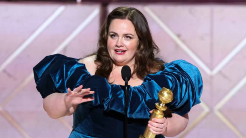 Atriz britânica Jessica Gunning discursando no Golden Globe Awards 2025 após vencer o prêmio de Melhor Atriz Coadjuvante de Série de TV