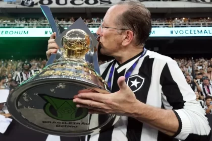 Jogadores do Botafogo retornam aos treinamentos após diálogo com o proprietário da SAF, John Textor