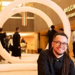 Leandro Vigas em frente a exposição em colaboração com Bvlgari